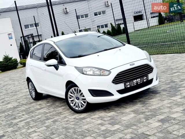 Білий Форд Фієста, об'ємом двигуна 1 л та пробігом 60 тис. км за 9900 $, фото 2 на Automoto.ua