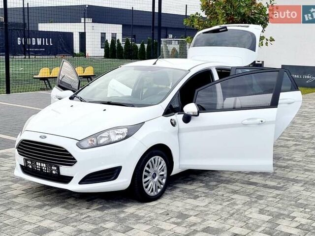 Білий Форд Фієста, об'ємом двигуна 1 л та пробігом 60 тис. км за 9900 $, фото 53 на Automoto.ua