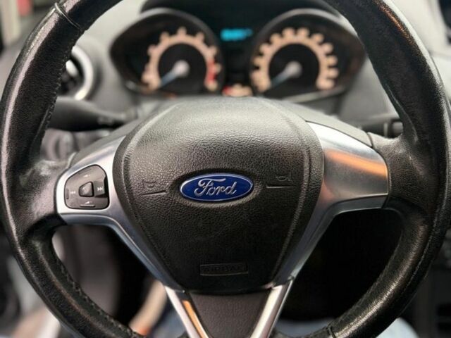 Белый Форд Фиеста, объемом двигателя 1 л и пробегом 82 тыс. км за 6699 $, фото 5 на Automoto.ua