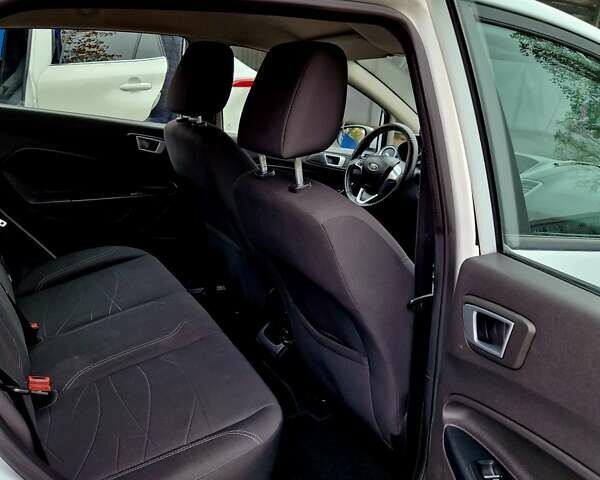 Белый Форд Фиеста, объемом двигателя 1 л и пробегом 182 тыс. км за 7500 $, фото 14 на Automoto.ua