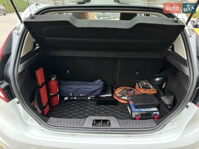 Форд Фієста 2015 у Софіївська Борщагівка на Automoto.ua Білий Форд Фієста, об'ємом двигуна 1.5 л та пробігом 185 тис. км за 7000 $, фото 5 на Automoto.ua