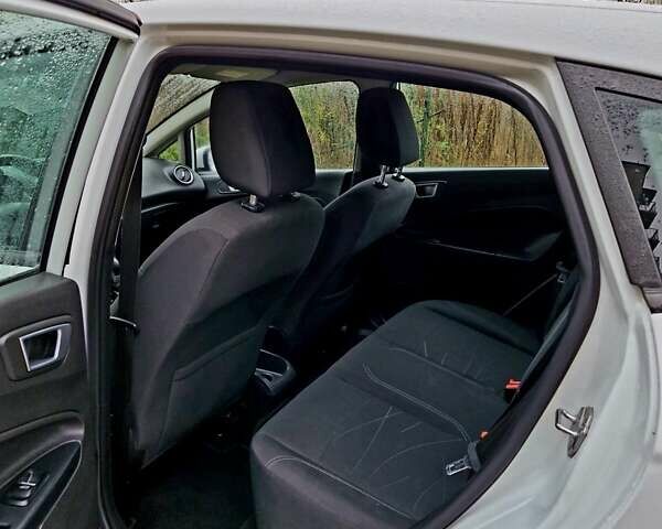 Белый Форд Фиеста, объемом двигателя 1 л и пробегом 130 тыс. км за 7000 $, фото 13 на Automoto.ua