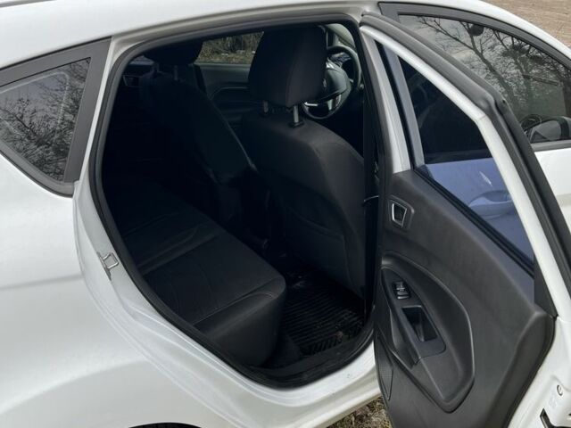 Белый Форд Фиеста, объемом двигателя 1 л и пробегом 160 тыс. км за 6900 $, фото 4 на Automoto.ua