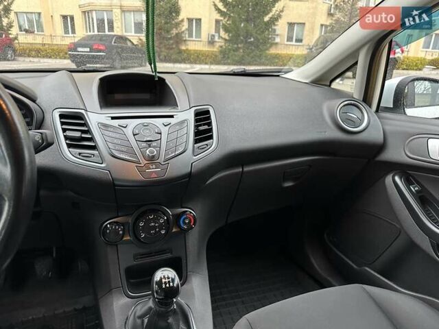 Форд Фієста 2015 у Софіївська Борщагівка на Automoto.ua Білий Форд Фієста, об'ємом двигуна 1.5 л та пробігом 185 тис. км за 7000 $, фото 9 на Automoto.ua