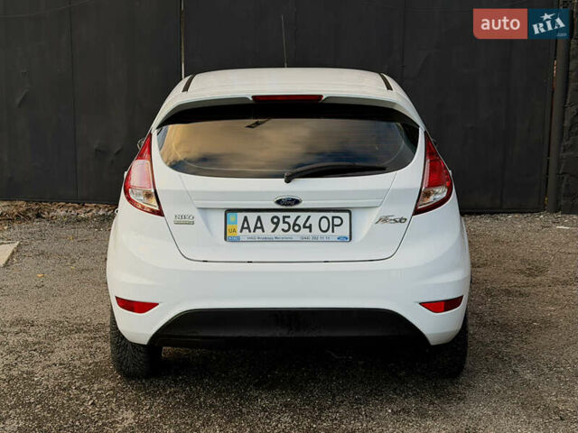 Белый Форд Фиеста, объемом двигателя 1 л и пробегом 134 тыс. км за 5300 $, фото 4 на Automoto.ua