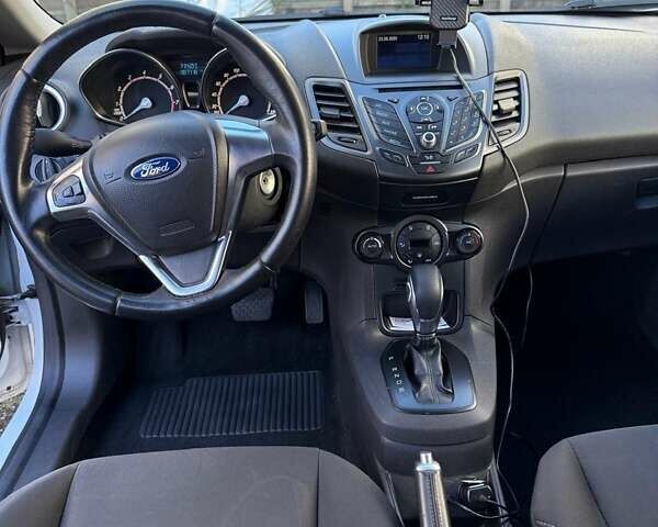 Белый Форд Фиеста, объемом двигателя 1 л и пробегом 90 тыс. км за 8200 $, фото 1 на Automoto.ua