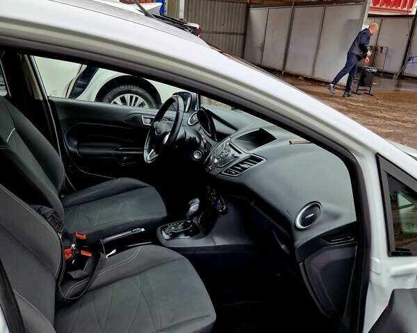 Белый Форд Фиеста, объемом двигателя 1 л и пробегом 182 тыс. км за 7500 $, фото 15 на Automoto.ua