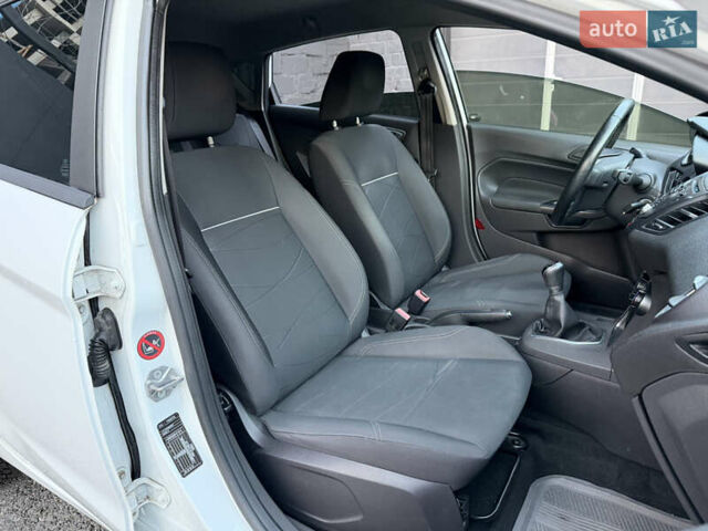 Белый Форд Фиеста, объемом двигателя 1 л и пробегом 134 тыс. км за 5300 $, фото 9 на Automoto.ua
