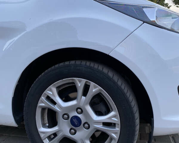 Белый Форд Фиеста, объемом двигателя 1 л и пробегом 88 тыс. км за 7800 $, фото 4 на Automoto.ua