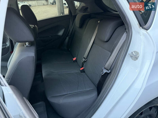 Белый Форд Фиеста, объемом двигателя 1 л и пробегом 134 тыс. км за 5300 $, фото 8 на Automoto.ua