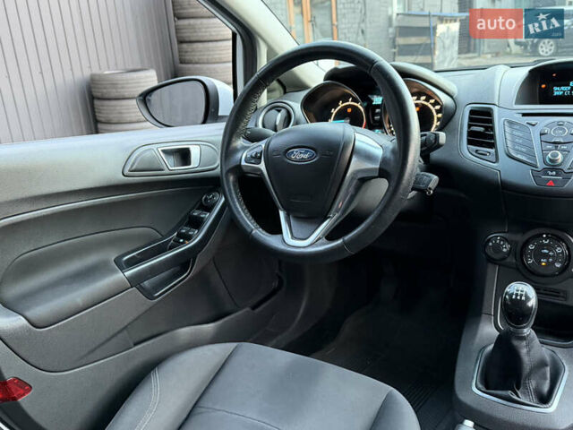 Белый Форд Фиеста, объемом двигателя 1 л и пробегом 134 тыс. км за 5300 $, фото 10 на Automoto.ua