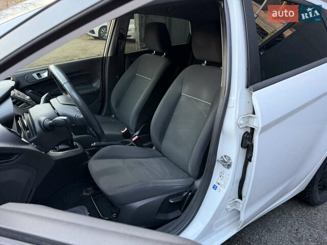 Белый Форд Фиеста, объемом двигателя 1 л и пробегом 134 тыс. км за 5300 $, фото 7 на Automoto.ua
