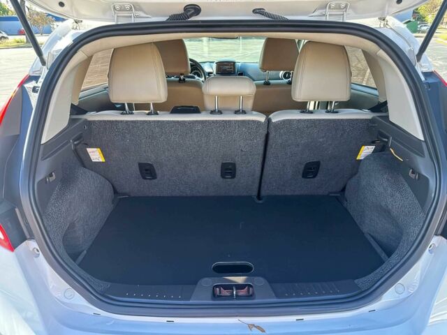 Белый Форд Фиеста, объемом двигателя 1.6 л и пробегом 71 тыс. км за 4100 $, фото 13 на Automoto.ua