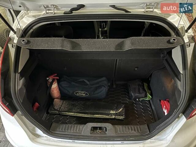 Белый Форд Фиеста, объемом двигателя 1.5 л и пробегом 138 тыс. км за 8500 $, фото 17 на Automoto.ua