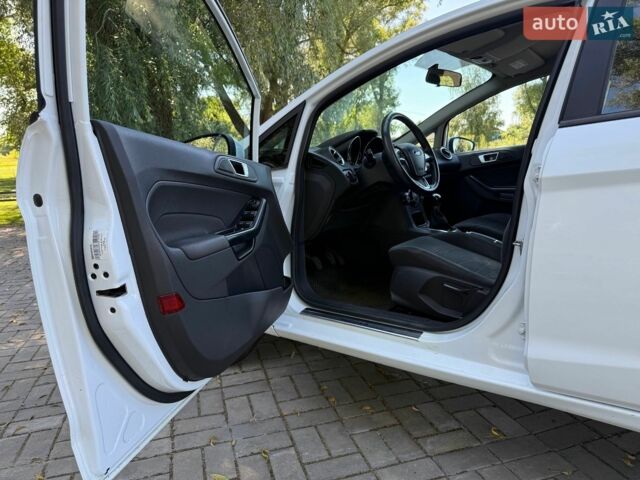 Белый Форд Фиеста, объемом двигателя 1 л и пробегом 151 тыс. км за 5800 $, фото 15 на Automoto.ua