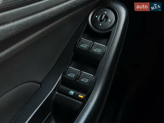 Белый Форд Фиеста, объемом двигателя 1 л и пробегом 134 тыс. км за 5300 $, фото 5 на Automoto.ua