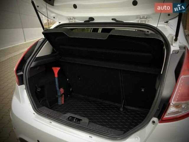 Белый Форд Фиеста, объемом двигателя 1 л и пробегом 96 тыс. км за 8900 $, фото 8 на Automoto.ua