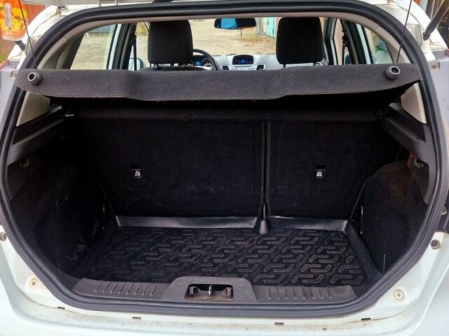 Белый Форд Фиеста, объемом двигателя 1 л и пробегом 130 тыс. км за 7500 $, фото 7 на Automoto.ua