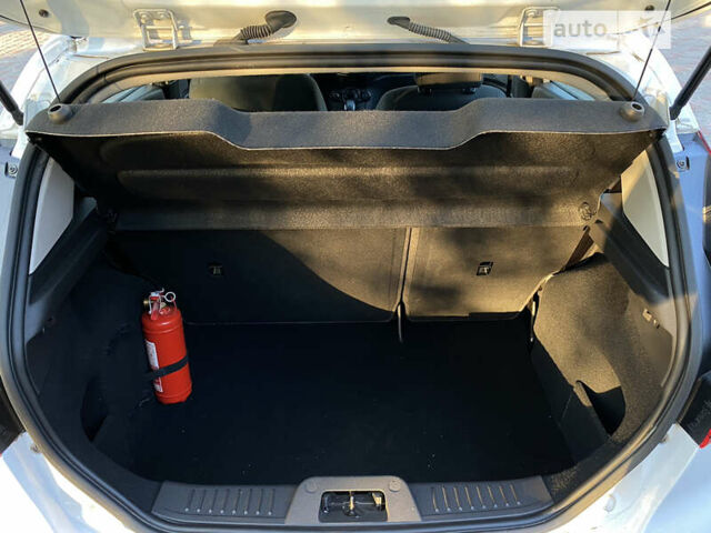 Белый Форд Фиеста, объемом двигателя 1 л и пробегом 88 тыс. км за 7800 $, фото 8 на Automoto.ua