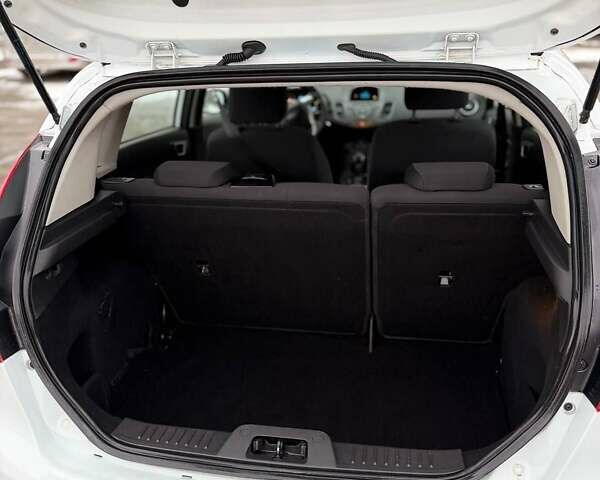 Белый Форд Фиеста, объемом двигателя 1 л и пробегом 60 тыс. км за 6999 $, фото 5 на Automoto.ua