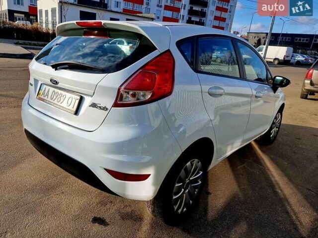 Белый Форд Фиеста, объемом двигателя 1 л и пробегом 130 тыс. км за 7000 $, фото 6 на Automoto.ua