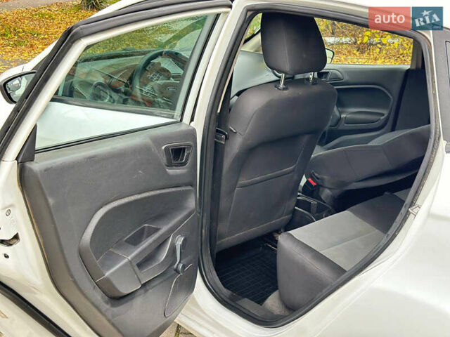 Белый Форд Фиеста, объемом двигателя 1.6 л и пробегом 280 тыс. км за 5800 $, фото 6 на Automoto.ua