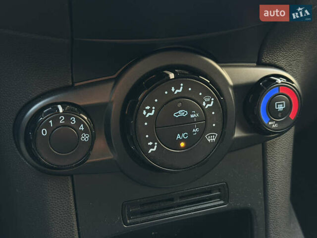 Белый Форд Фиеста, объемом двигателя 1 л и пробегом 134 тыс. км за 5300 $, фото 16 на Automoto.ua