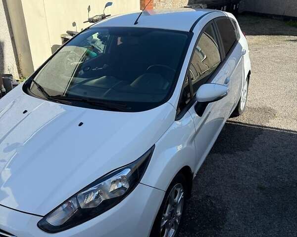 Белый Форд Фиеста, объемом двигателя 1 л и пробегом 90 тыс. км за 8200 $, фото 2 на Automoto.ua
