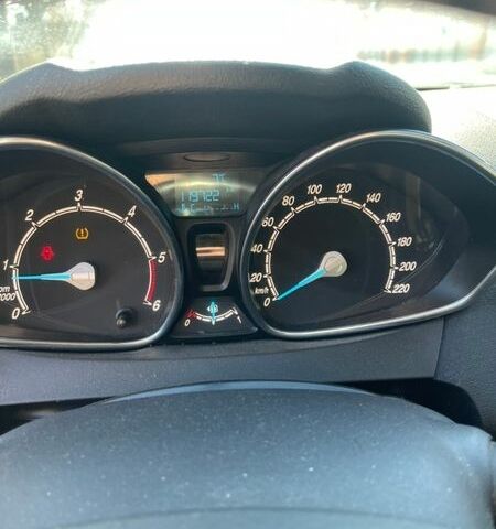 Білий Форд Фієста, об'ємом двигуна 1.5 л та пробігом 120 тис. км за 8900 $, фото 1 на Automoto.ua