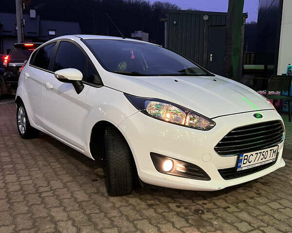 Белый Форд Фиеста, объемом двигателя 1 л и пробегом 80 тыс. км за 9600 $, фото 2 на Automoto.ua