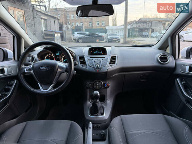 Белый Форд Фиеста, объемом двигателя 1 л и пробегом 134 тыс. км за 5300 $, фото 11 на Automoto.ua