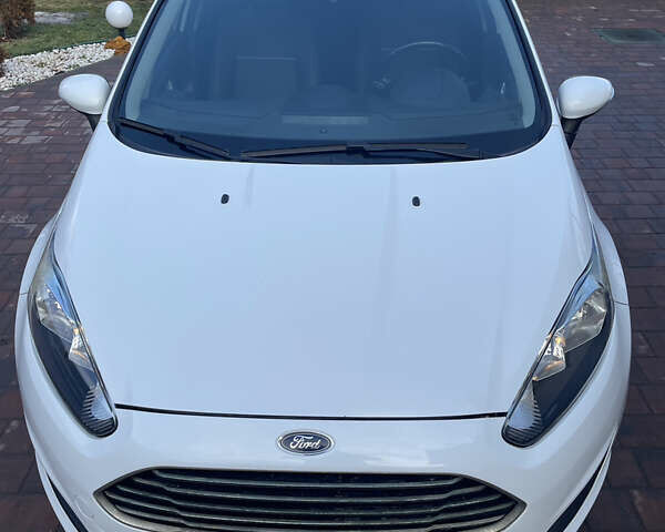 Білий Форд Фієста, об'ємом двигуна 1 л та пробігом 115 тис. км за 5700 $, фото 1 на Automoto.ua