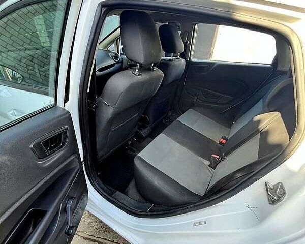 Белый Форд Фиеста, объемом двигателя 1.6 л и пробегом 329 тыс. км за 5600 $, фото 3 на Automoto.ua