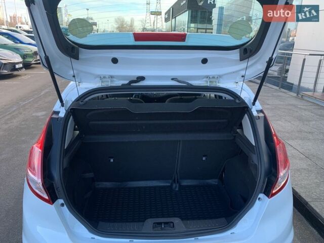 Білий Форд Фієста, об'ємом двигуна 1 л та пробігом 57 тис. км за 9887 $, фото 15 на Automoto.ua
