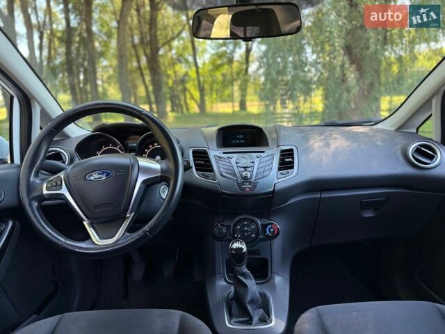 Белый Форд Фиеста, объемом двигателя 1 л и пробегом 151 тыс. км за 5800 $, фото 9 на Automoto.ua