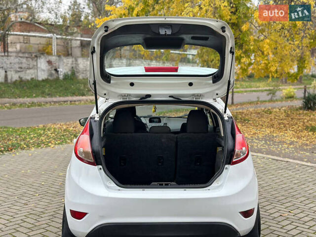 Белый Форд Фиеста, объемом двигателя 1.6 л и пробегом 280 тыс. км за 5800 $, фото 7 на Automoto.ua