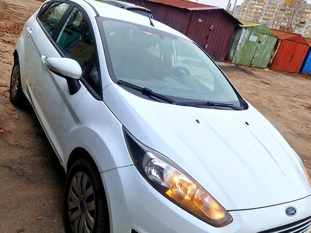 Белый Форд Фиеста, объемом двигателя 1 л и пробегом 130 тыс. км за 7500 $, фото 3 на Automoto.ua