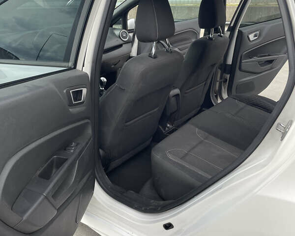 Белый Форд Фиеста, объемом двигателя 1.6 л и пробегом 155 тыс. км за 7500 $, фото 21 на Automoto.ua