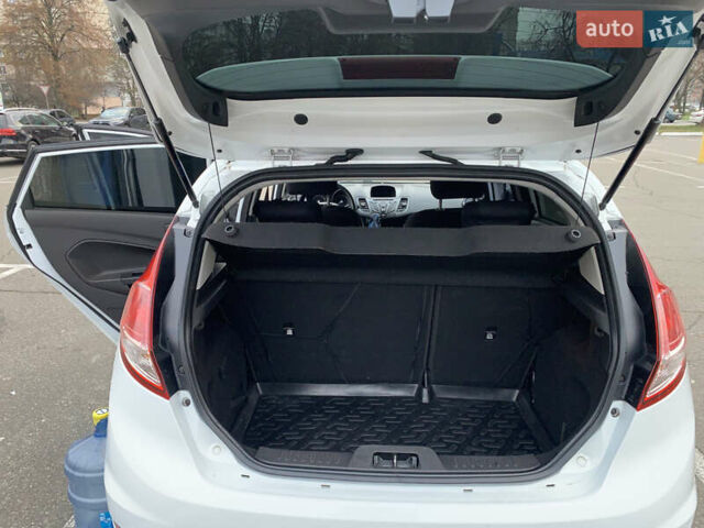 Белый Форд Фиеста, объемом двигателя 1.24 л и пробегом 212 тыс. км за 6500 $, фото 16 на Automoto.ua