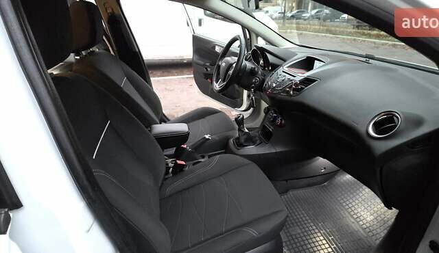 Белый Форд Фиеста, объемом двигателя 1.24 л и пробегом 63 тыс. км за 9900 $, фото 8 на Automoto.ua