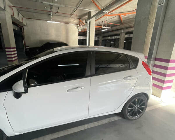 Белый Форд Фиеста, объемом двигателя 1.6 л и пробегом 83 тыс. км за 8600 $, фото 5 на Automoto.ua