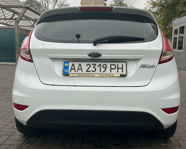 Белый Форд Фиеста, объемом двигателя 1.24 л и пробегом 80 тыс. км за 10000 $, фото 3 на Automoto.ua