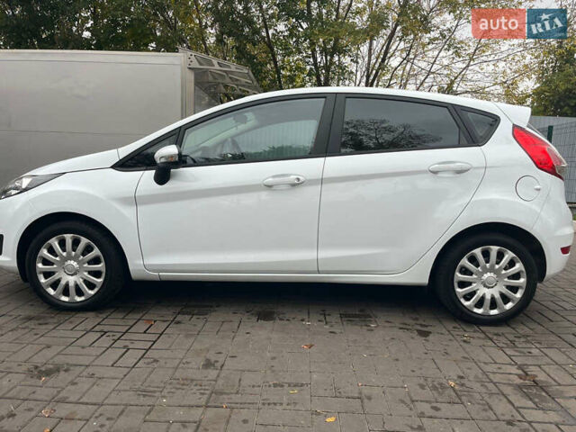 Белый Форд Фиеста, объемом двигателя 1.24 л и пробегом 80 тыс. км за 10000 $, фото 1 на Automoto.ua