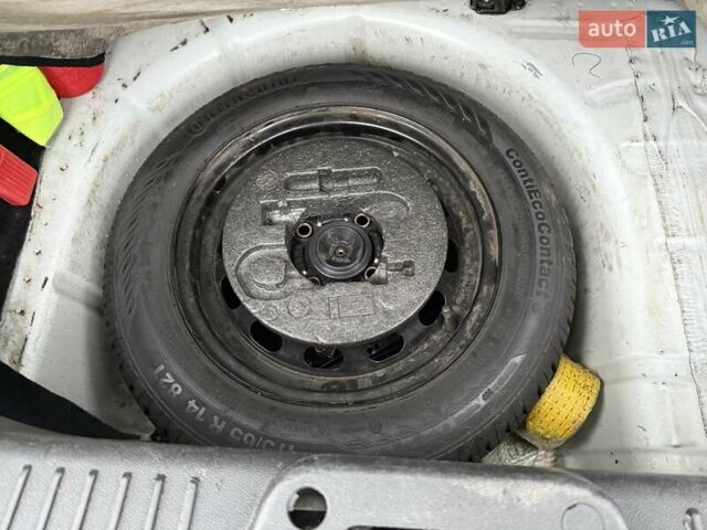 Білий Форд Фієста, об'ємом двигуна 1 л та пробігом 150 тис. км за 7450 $, фото 8 на Automoto.ua