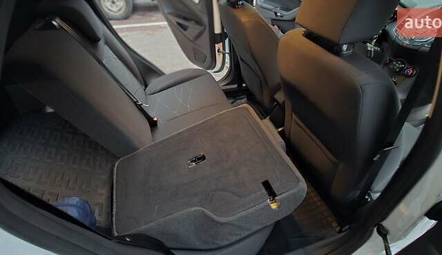 Белый Форд Фиеста, объемом двигателя 1.24 л и пробегом 63 тыс. км за 9900 $, фото 10 на Automoto.ua