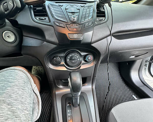 Білий Форд Фієста, об'ємом двигуна 1.6 л та пробігом 89 тис. км за 8750 $, фото 27 на Automoto.ua