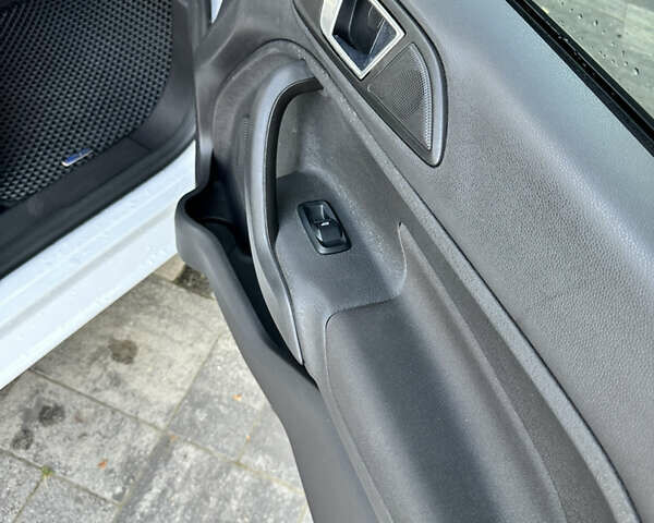 Білий Форд Фієста, об'ємом двигуна 1.6 л та пробігом 89 тис. км за 8750 $, фото 18 на Automoto.ua