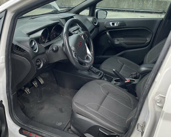 Белый Форд Фиеста, объемом двигателя 1.6 л и пробегом 155 тыс. км за 7500 $, фото 12 на Automoto.ua