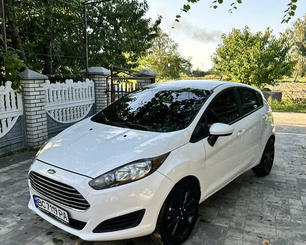 Білий Форд Фієста, об'ємом двигуна 1.6 л та пробігом 89 тис. км за 8750 $, фото 1 на Automoto.ua