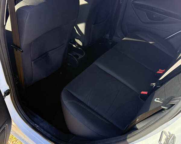 Білий Форд Фієста, об'ємом двигуна 1 л та пробігом 91 тис. км за 10100 $, фото 7 на Automoto.ua